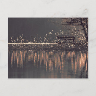 Banc au bord du lac dans la carte postale de lumiè