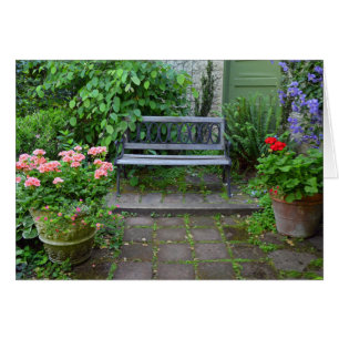 Banc de jardin sur la terrasse d'été