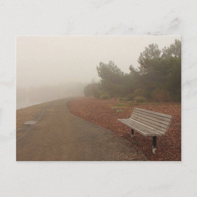 Banc de parc dans la carte postale de brouillard (Devant)