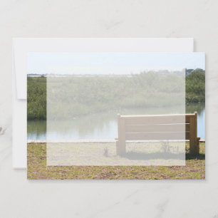 Banc par rivière avec herbe et eau