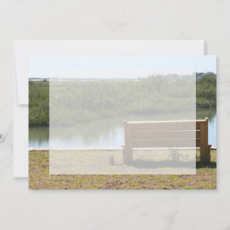 Banc par rivière avec herbe et eau
