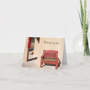 Banc rouge rustique sur la pensée de vous carte po