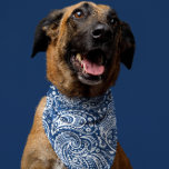 Bandana Blanc sur bleu vintage floral paisley motif<br><div class="desc">Motif paisley ethnique vintage blanche sur un arrière - plan bleu. Combinaison de couleurs sans fin en changeant la couleur arrière - plan contre un motif cachemire blanc.</div>