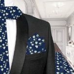 Bandana Carré de poche Mariage de la marine Eucalyptus<br><div class="desc">Un bleu marine et vert seulement carré de poche mariage avec un arrière - plan bleu marine profond avec un motif animé de tiges d'eucalyptus vert.</div>