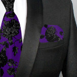 Bandana Carré de poche Mariage de vigne florale violet et<br><div class="desc">Un carré de poche noir et violet mariage avec des fleurs vintages gothiques noires sur une vigne contre un arrière - plan blanc pur.</div>