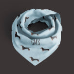 Bandana Dachshunds Chiens Motif Monogramme<br><div class="desc">Fun Dachshunds chiens motif sur un arrière - plan bleu clair aéré. Personnalisez avec un monogramme pour en faire un cadeau parfait pour les propriétaires de Daschund. Vous cherchez une couleur différente ? Pas de problème ! Cliquez simplement sur le bouton "Personnaliser" et sélectionnez la couleur arrière - plan de votre...</div>