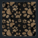 Bandana Empreintes de pattes de Leopard Spot<br><div class="desc">Design léopard-peau fait de taches de léopard brun à l'intérieur des empreintes de pattes du grand chat sur un arrière - plan noir. 
Le design élégant des amoureux des chats sauvages et des animaux de compagnie avec l'imprimé motif léopard.</div>