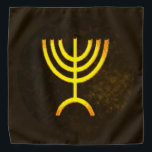 Bandana Flamme de Menorah<br><div class="desc">Un rendu numérique du menorah sept-embranché juif (hébreu : מְנוֹרָה). Le menorah sept-embranché, utilisé dans le sanctuaire portatif installé par Moïse dans la région sauvage et plus tard dans le temple à Jérusalem, a été un symbole de judaïsme depuis des époques antiques et est l'emblème sur le manteau des bras...</div>