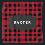 Bandana Joli Buffle rouge Plaid Chien personnalisé<br><div class="desc">Ce mignon bandana animal de compagnie dispose d'un motif de plaid de buffle rouge et noir avec un badge noir où vous pouvez personnaliser avec le nom de votre chien,  chat,  ou autre animal spécial. Tellement mignon et douillet pour votre animal de compagnie.</div>