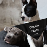 Bandana Mignonne Empreintes de pattes de texte noir blanc<br><div class="desc">Mignonne,  drôle,  surnom d'animal de compagnie...  pour votre Capitaine Chaos ! Vous pouvez customiser le texte et/ou le nom de l'animal en modifiant le style,  la taille ou la couleur de la police. Grand cadeau pour tout amoureux des animaux de compagnie. 2 tailles disponibles !</div>