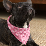 Bandana Nom de l'animal, Motif Tufted rose 18x18 pouces Ca<br><div class="desc">Un joli motif touffeté rose imprimé sur un côté de ce bandana avec le nom de votre animal sur un arrière - plan rose dans un script sophistiqué. Deux tailles disponibles : 18"x18" (enfants, petits chiens) et 22"x22" (adultes, grands chiens). Modifiez facilement le nom à l'aide du Modèle fourni. Tissu...</div>