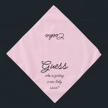 Bandana Nouvelle Soeur de bébé Typographie de script Pink<br><div class="desc">Bandana rose, avec une jolie faire-part texte... Devinez qui a une nouvelle petite soeur ? Parce que votre animal fait aussi partie de la famille ! Parfait pour votre annonce d'un nouvel animal de compagnie ou bébé! Aussi parfait pour révéler le genre! La couleur arrière - plan est personnalisable à...</div>