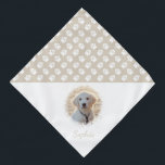 Bandana Photo Et Nom Personnalisés Avec Patrouilles Beiges<br><div class="desc">Belle et personnalisable conception modèle photo de animal de compagnie avec pattes blanches sur une couleur arrière - plan beige (changeable). Modifiez l'exemple de photo en une photo de votre animal de compagnie et personnalisez le nom et le champ de texte avec votre texte personnalisé. La moitié de l'article est...</div>