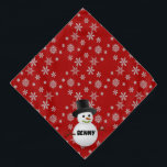 Bandana Snowflakes et Snowman Nom du chien<br><div class="desc">Habille ton chien pour le bandana de Noël et de saison d'hiver. Ce bandana rouge est orné d'un arrière - plan de flocon de neige avec une couverture de bonhomme de neige et de l'espace pour le nom de votre chien.</div>