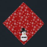 Bandana Snowflakes et Snowman Nom du chien<br><div class="desc">Habille ton chien pour le bandana de Noël et de saison d'hiver. Ce bandana rouge est orné d'un arrière - plan de flocon de neige avec une couverture de bonhomme de neige et de l'espace pour le nom de votre chien.</div>