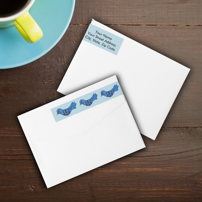 Bande Pour Adresse De Retour Art folklorique Imaginaire Bleu mignon Oiseau Coeu (Cute little blue bird with red hearts on light blue wrap around return address labels.)