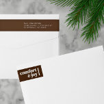 Bande Pour Adresse De Retour Comfort & Joy Christmas Minimalist Adresse de reto<br><div class="desc">Voici notre Brown Confort & Joy Christmas Minimalist Return Address Wrap Around Étiquette, le choix parfait pour ceux qui recherchent une touche classique et rustique à leurs salutations de vacances. Ces étiquettes ont un arrière - plan brun chaleureux et accueillant, agrémenté de délicats flocons de neige et les mots "Confort...</div>