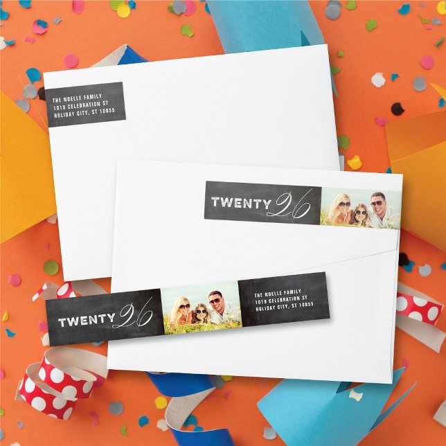 Bande Pour Adresse De Retour Mélanger la typographie 2026 Simple moderne photo  (Mix Typography 2026 Simple Modern Black Chalkboard New Year Photo Wrap Around Label @ fat_fa_tin)