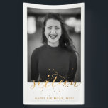 Banderoles 16ème Sweet sixteen Anniversaire Photo Gold Confet<br><div class="desc">Idéal pour fêter le 16ème anniversaire du sweet sixteen - cette bannière de fête d'anniversaire présente une grande photo et un confetti en or "seize" design. Customisez avec votre message d'anniversaire. Cette bannière est la meilleure avec une photo en noir et blanc - mais vous pouvez aussi utiliser une photo...</div>