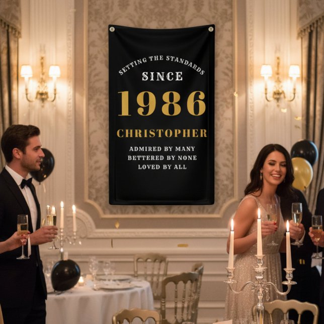 Banderoles 40e Anniversaire Né en 1986 Ajouter un nom Noir Or (40th birthday banner in a ballroom.)