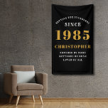 Banderoles 40th Birthday Born 1985 Ajouter Nom Black Gold<br><div class="desc">Bannière murale de la fête du 40e anniversaire - pièce décorative personnalisable en noir et or. Fêtez une étape impressionnante avec notre bannière murale de fête d'anniversaire. Cette bannière unique en son genre, en noir et or, n'est pas seulement une décoration, c'est une déclaration. Personnalisable à vos préférences, c'est une...</div>