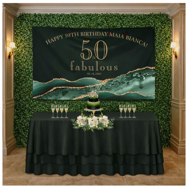 Banderoles 50 et fabuleux Emerald Green Agate 50e anniversair (Elegant 50th birthday banner on greenery wall with dessert table)