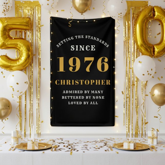 Banderoles 50e anniversaire Né en 1976 Ajouter un nom Noir Or (1976 wall banner against a white wall with gold party decorations.)