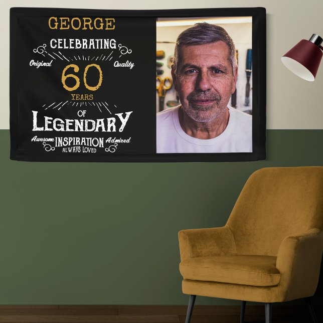 Banderoles 60e anniversaire Modèle photo légendaire (Custom 60th birthday wall banner with name and photo hanging on a two tone green wall)