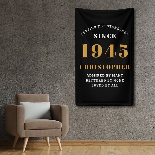Banderoles 80e anniversaire Né en 1945 Ajouter un nom Or noir (80th birthday wall banner in black and gold with custom name and year.)