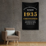 Banderoles 90e Anniversaire Né en 1935 Ajouter un nom Black G<br><div class="desc">Bannière de mur pour fête des 90 ans - Pièce décorative noire et dorée personnalisable. Célébrez un impressionnant jalon avec notre bannière de mur pour fête d'anniversaire. Cette bannière noire et dorée unique n'est pas seulement une décoration, c'est une pièce maîtresse. Personnalisable selon vos préférences, c'est une façon élégante et...</div>