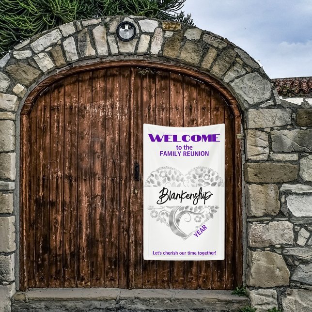 Banderoles Arbre Coeur Reunion Familiale Personnalisé Blanc V (Welcome family with a heart tree art on white with purple text vertical format reunion banner.)