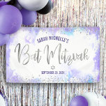 Banderoles Bat Mitzvah Eau Violet Script Argenté Feuille<br><div class="desc">Soyez fiers, réjouissez-vous et mettez en valeur ce jalon de votre Bat Mitzvah préférée ! Accrochez cette bannière personnalisée, moderne et élégante pour ajouter à son jour spécial. Une écriture calligraphique en faux foil argenté scintillant et des points de paillettes se superposent sur un fond aquarelle violet doux. Personnalisez le...</div>