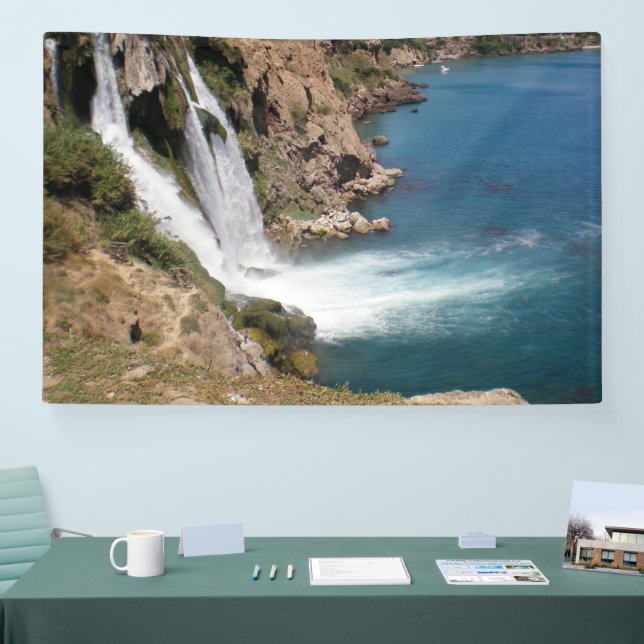 Banderoles cascade turque Duden avec mer Méditerranée (Salon professionnel)
