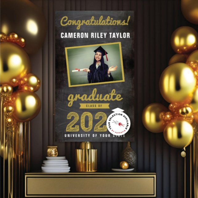 Banderoles Croquis de tableau noir 2025 Photo Graduation Part (20YY Gold Sketch Chalkboard One Photo Modern Graduation Party Banner @ www.zazzle.com/color_therapy)