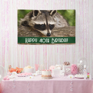 Banderoles Cute Raccoon reposant sur un journal Anniversaire