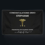 Banderoles Diplôme personnalisé de l'école de sciences infirm<br><div class="desc">Célébrez votre grand jour avec ce design audacieux. Avec un caduceus or et les initiales RN de chaque côté. Personnalisez avec le nom de votre diplômé,  l'école et l'année de cours. 

Sur un arrière - plan noir avec un texte blanc.</div>