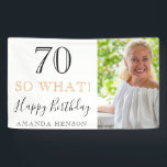 Banderoles Elegant Funny 70 So What 70th Birthday Photo<br><div class="desc">Elégant et drôle 70 So What 70th Birthday Photo Party Banner. Grand signe pour la fête du 70ème anniversaire avec une photo personnalisée, inspirationnelle et drôle de citation 70 alors quoi et texte dans un script tendance avec un nom. L'arrière - plan est blanc et le texte est en noir...</div>