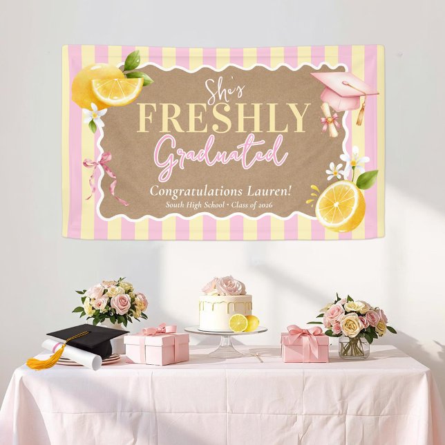 Banderoles Elle est fraîchement diplômée Citrons rayés de fin (She's Freshly Graduated pink & butter yellow striped watercolor lemons bows girl graduation banner)