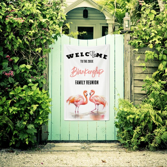Banderoles Famille Réunion Flamant rose Coeurs Personnalisé (Welcome family with a fun vertical format reunion banner featuring two colorful flamingos.
)