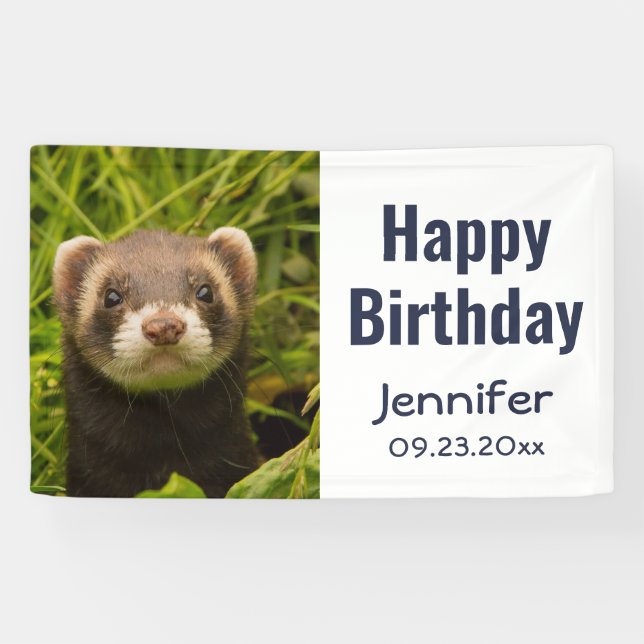 Banderoles Ferret Brown dans l'herbe Joyeux anniversaire (Horizontal)