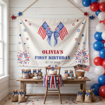 Fille d'anniversaire avec un nœud de drapeau améri