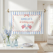 Fille d'anniversaire avec un nœud de drapeau améri