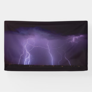 Banderoles Foudre pourpre dans un orage de désert de nuit
