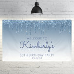 Banderoles Glam Blue Parties scintillant Drip 50th Birthday P<br><div class="desc">Bienvenue aux invités avec cette bannière chic et glamour de fête du cinquantième anniversaire,  avec une bordure brillante bleue fausse parties scintillant goutte-à-goutte et vert ombre arrière - plan. Personnalisez-le avec son nom en écriture manuscrite bleue,  avec l'anniversaire et la date ci-dessous en police bleue sans serif.</div>