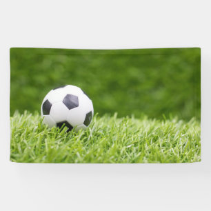 Banderoles La balle de football est sur l'herbe verte arrièr