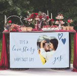 Banderoles Love Story Dites Oui Coeur Photo Mariage Propositi<br><div class="desc">Bannière de la Proposition de mariage avec photo en forme de coeur romantique. Il est écrit avec "c'est une histoire d'amour, bébé juste dire oui" dans un script élégant et décoré avec le coeur d'amour bleu. Parfait pour la décoration intérieure ou extérieure et do-it-yourself décoration pour la proposition à la...</div>