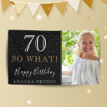 Banderoles Modern Funny 70 So What 70th Birthday Photo<br><div class="desc">Modern Funny 70 So What 70th Birthday Photo Party Banner. Grand signe pour la fête du 70ème anniversaire avec une photo personnalisée, inspirationnelle et drôle de citation 70 alors quoi et texte dans un script tendance avec un nom. L'arrière - plan est noir et le texte est blanc et doré....</div>