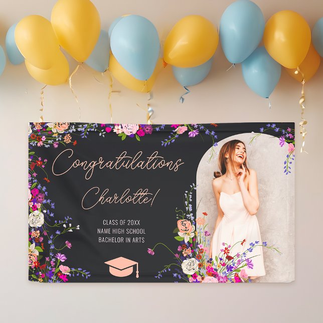 Banderoles Moderne chic fleurs sauvages script graduation pho (Modern chic wild flowers script photo graduation banner on dark)