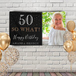 Banderoles Moderne Funny 50 Alors Quel 50e anniversaire Photo<br><div class="desc">Modern Funny 50 So What 50th Birthday Photo Party Banner. Grand signe pour la fête du 50ème anniversaire avec une photo personnalisée, inspirationnelle et drôle de citation 50 alors quoi et texte dans un script tendance avec un nom. L'arrière - plan est noir et le texte est blanc et doré....</div>
