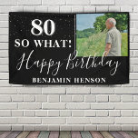 Banderoles Moderne Funny 80 Alors Quelle 80e fête d'anniversa<br><div class="desc">Modern Funny 80 So What 80th Birthday Party Photo Banner. Grand signe pour la fête du 80ème anniversaire avec une photo personnalisée, inspirationnelle et drôle de citation 80 alors quoi et texte dans un script tendance avec un nom. L'arrière - plan est noir et le texte est blanc. Personnalisez le...</div>